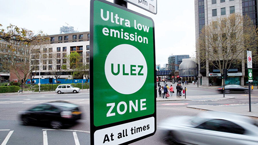 Londra’da “Ultra Düşük Emisyon Bölgesi” var, araban eskiyse merkeze giremiyorsun, cezası 180 pound. New York’ta “akıllı” çöp kutuları ne attığını izliyor.