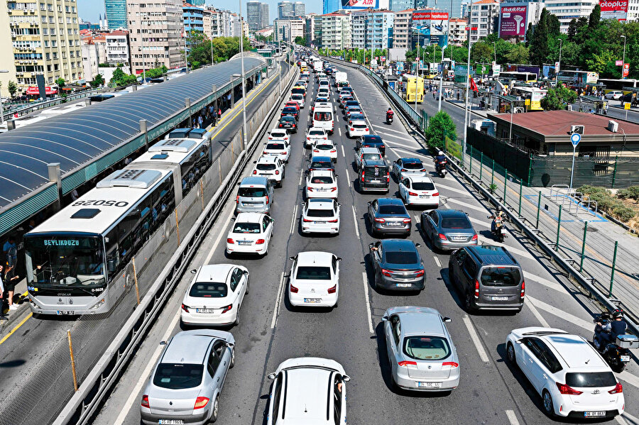 İstanbul’da trafik zaten felç, bir de karbon vergisi gelirse ne olacak? Eski arabası olan taksiciler, köylüler ne yapacak? Avrupa “yeşil mutabakat” dayatıyor, ihracatımız emisyon kurallarına uymazsa engellenecek.