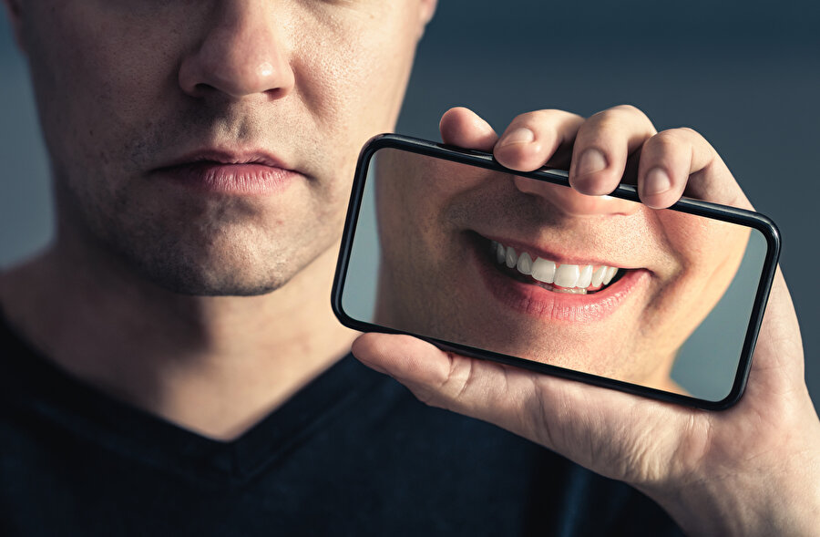 Dışlanmamak ve toplumdan kopmamak adına itaat etmek, bireyin bu maskeyi taşımaya devam etmesinin en temel nedenidir.