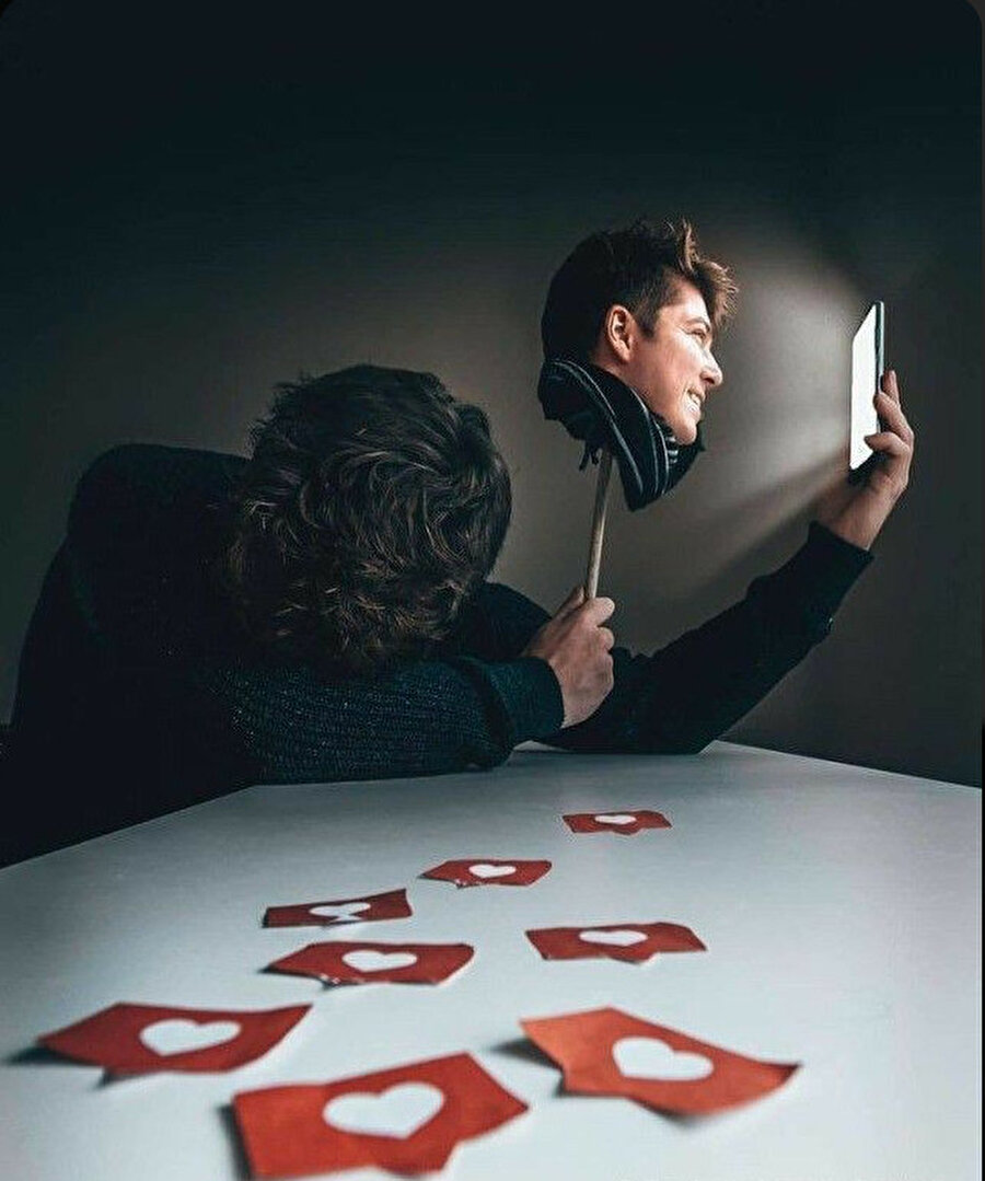 . Kendi yüzünü izleyebilmek, başkasının bakışına maruz kalmaktan seyreden bir özneye dönüşmeye kadar geçen süreçte, birey “aradalık” (intermedius) hâliyle yüzleşir. 