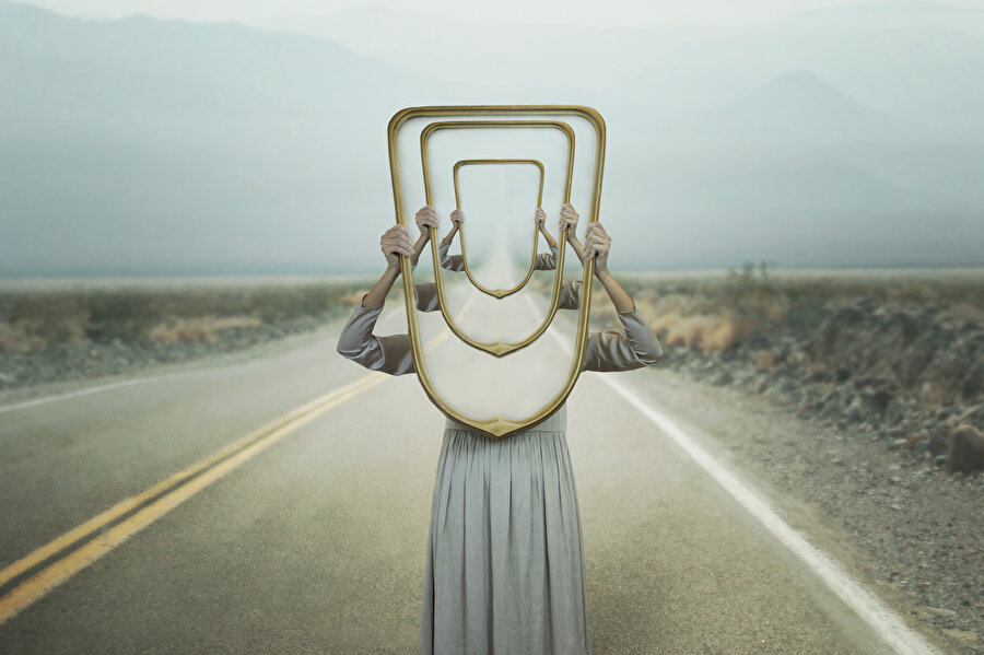 Leiris, hem maskeyi takan hem de izleyen konumundadır.