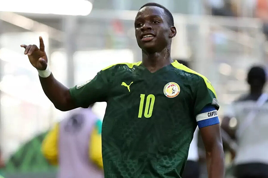Fenerbahçe'nin ilk transferi İstanbul'a geldi: Amara Diouf kimdir, hangi mevkide oynuyor?