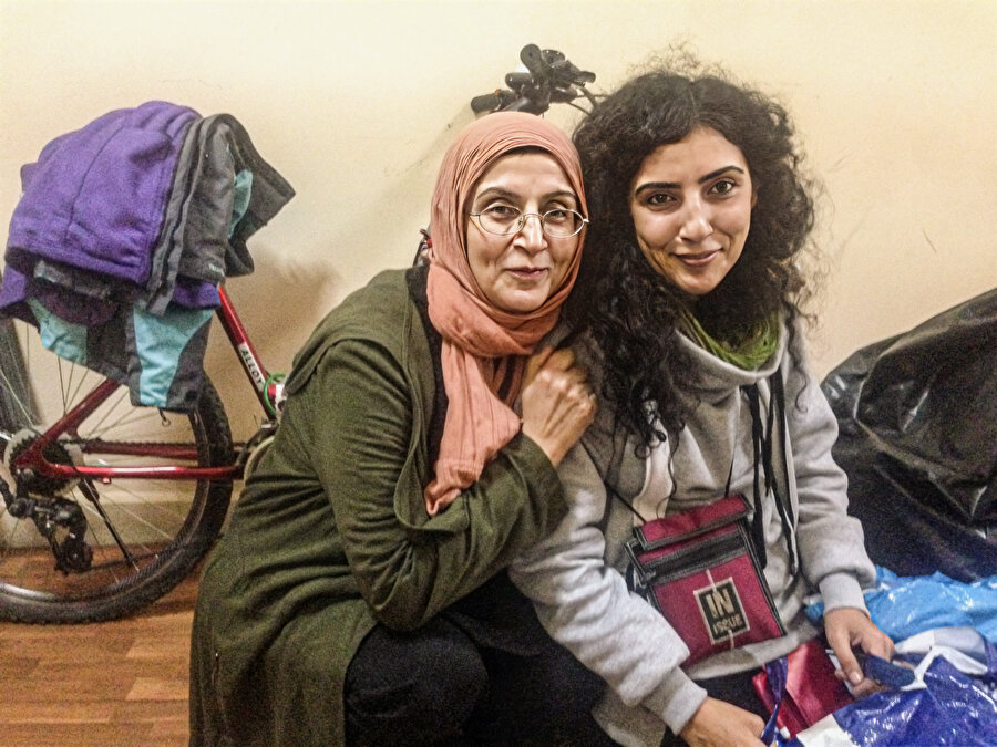 Yardım torbaları ellerindeyken yanı başında durup fotoğraf çektirmek isteyen ilgililerden şikâyet eden bir mülteci kadını anlatmıştı bana; kendisi ise aynı mülteci mahallesine gittiğinde sessizce kapıya asıp uzaklaşıyordu işte, öteberi dolu torbaları.