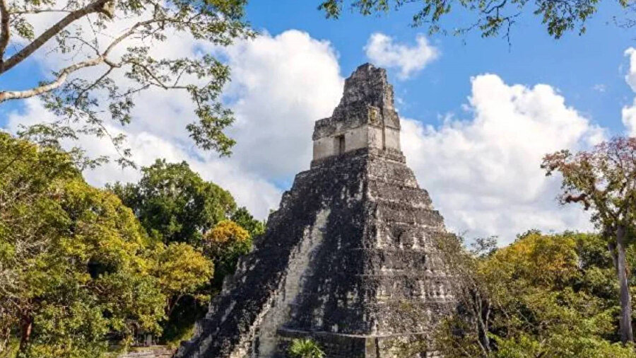 Arkeologlar törensel heykeller ve piramitlerle dolu antik bir Maya şehri ortaya çıkardı