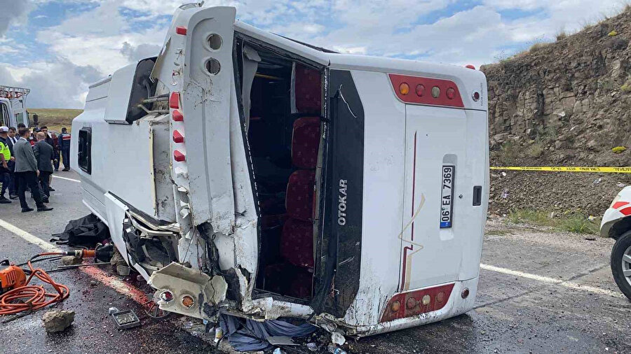 Taziye evinden dönen midibüs şarampole devrildi: 2 ölü, 27 yaralı