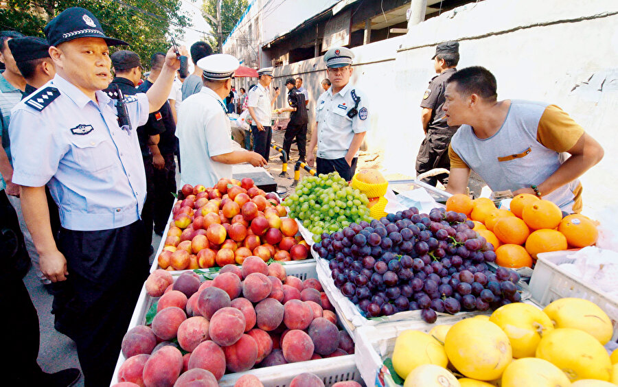 Radio Free Asia sitesinin haberine göre Çin’de artık insanların bahçelerinde dahi meyve ağacı ya da sebze yetiştirmesi yasaklanıyor. Bütün bunlar klasik ziraatçılığı çağrıştıran hiçbir şeye izin verilmeyeceği düşüncemizin gerçekleşeceği zamanların geldiğinin işareti. Komik ama Çinli yerel tarım yetkilileri, yasağı “kırsal güzelleştirme” diye savunuyorlar.