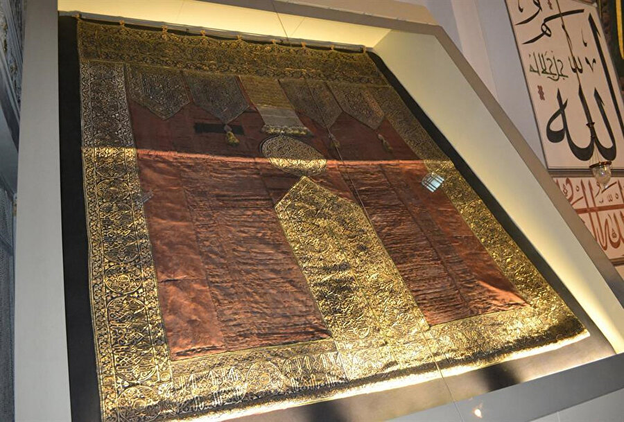 Bursa Ulu Camii'de sergilenen 6 asırlık Kâbe örtüsü.