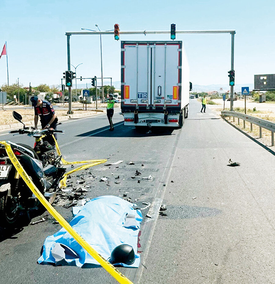 Trafikte neredeyse her 5 araçtan 1’i motosiklet olurken, her iki trafik kazasından birini motosiklet sürücüleri gerçekleştiriyor. Şerit ihlâli, trafik ışıklarına uymama, duran araçların sağından ve ortasından geçme, yaya kaldırımında motosiklet sürme ve hız kuralına uymama ise en çok yapılan kural ihlâli olarak görülüyor.