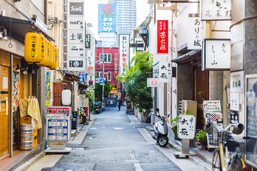 Şehrin en canlı noktası Kobe Harborland, birçok mağazanın bulunduğu hareketli bir bölge, buradaki restoran ve kafelerde güzel vakit geçirebilirsiniz.