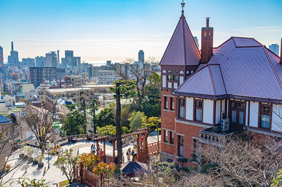 Kobe, Osaka’dan bir sabah trenle ansızın gelip, akşamına geri dönülebilecek kadar kısa zaman aralığında gezilecek bir şehir mi, emin değilim.