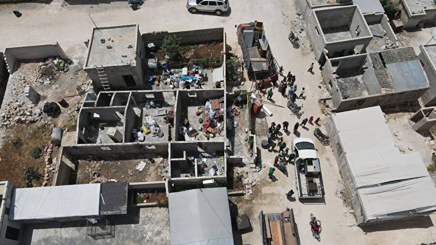 Binlerce Suriyeli sivil evlerine dönmeye devam ediyor