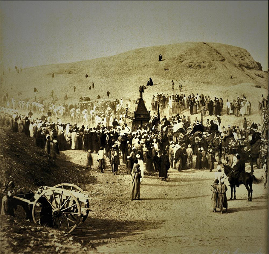 Kahire halkı surreyi karşılarken.