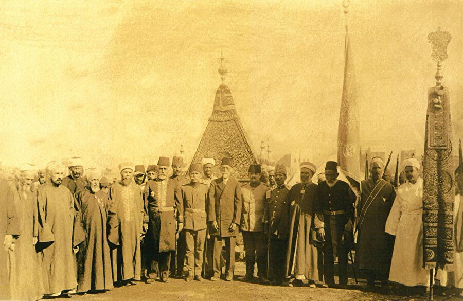 İstanbul'dan yola çıkan surrenin, Medine'den Mekke'ye geçerken çektirilen hatıra fotoğrafı.