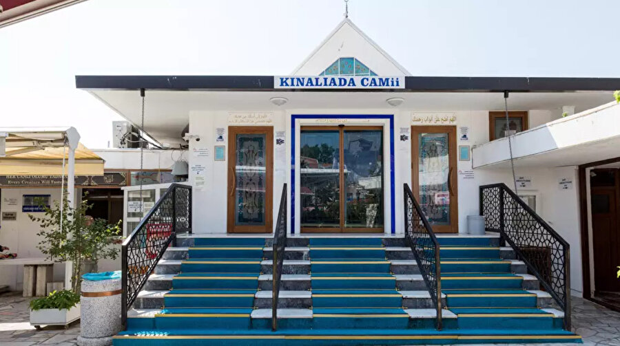 Kınalıada Camii, giriş merdivenleri. Fotoğraf: URL-2 