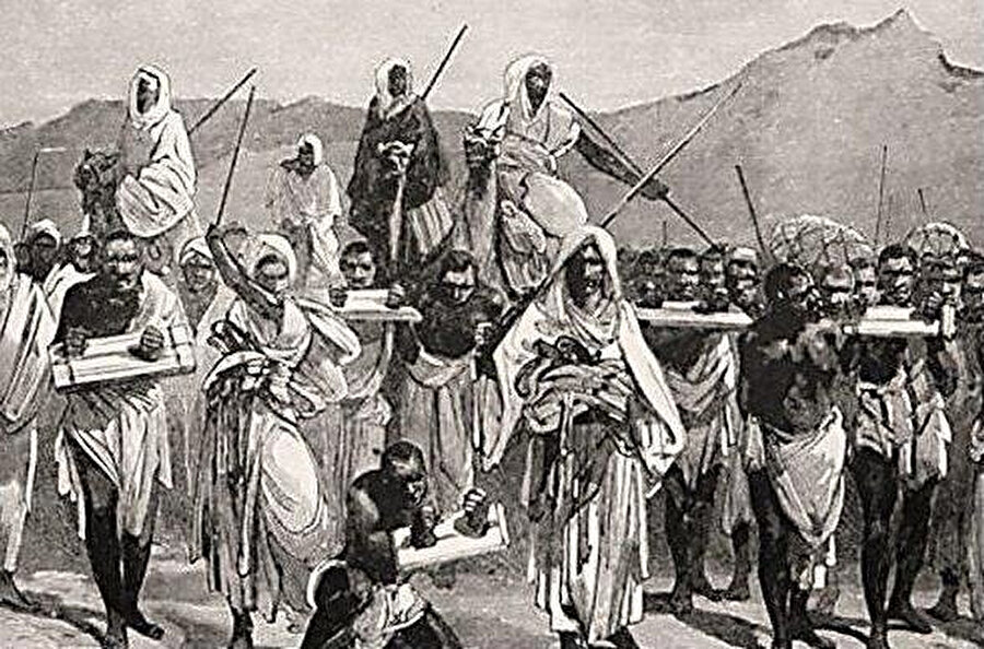 9. yüzyılda bir hayli fazla olan siyahî nüfus öyle bir noktadaydı ki Abbâsîler döneminde patlak veren meşhur Zenc İsyanı’nda rivayete göre yarım milyon zenci mevcuttu. Devlet kurma teşebbüsünde bulunan siyahîler, isyanın devam ettiği yıllarda büyük yıkımlara sebep olmuşlardı. Basra da bu yıkımlardan nasibini almış, “Basra harap olduktan sonra” ifadesi böylece meşhur olmuştu.