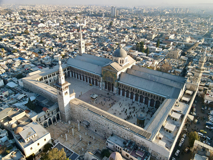 Erken dönem İslâm mimarisinin en önemli yapılarından biri olan Şam Emeviyye Camii, Abdülmelik b. Mervân’dan sonra hilafet makamına geçen oğlu Velîd b. Abdülmelik döneminde, 705 yılında inşasına başlandı.