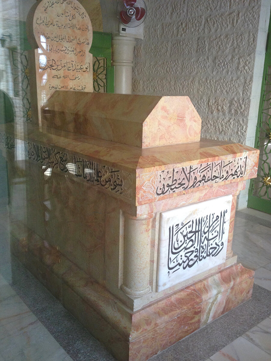Bilâdüşşam’ın fethinden sonra Şam şehrine giren komutan Ebû Ubeyde bin Cerrâh, şehir merkezinde bulunan ve kökeni antik zamanlara dayanan kiliseyi camiye çeviren kişiydi. Sahâbenin kabri, bugün Ürdün sınırları içerisindedir.