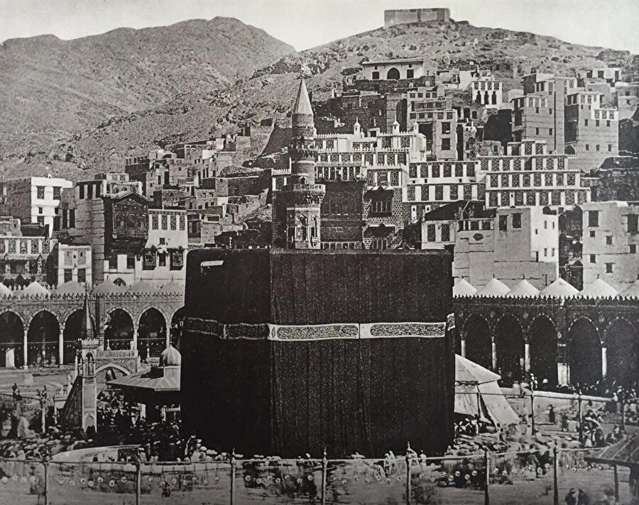 Ali Bey, Kâbe'nin yıkanma ve kokulanma merasimlerine katılarak, Kâbe'nin içine bile girmişti.