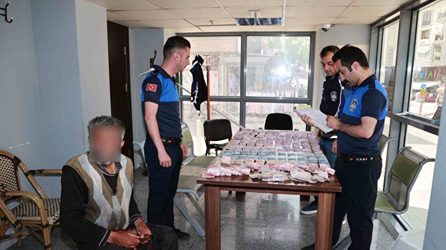 Dilencinin üzerinden çıkan parayı 4 zabıta zor saydı