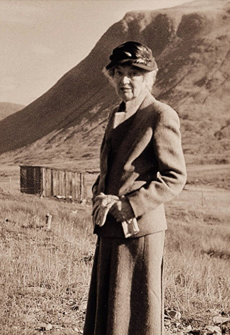 1933'de 65 yaşında Müslüman olan Lady Evelyn Cobbold, aynı yıl hacca giderek, "hac yapan ilk Batılı kadın" unvanını aldı.