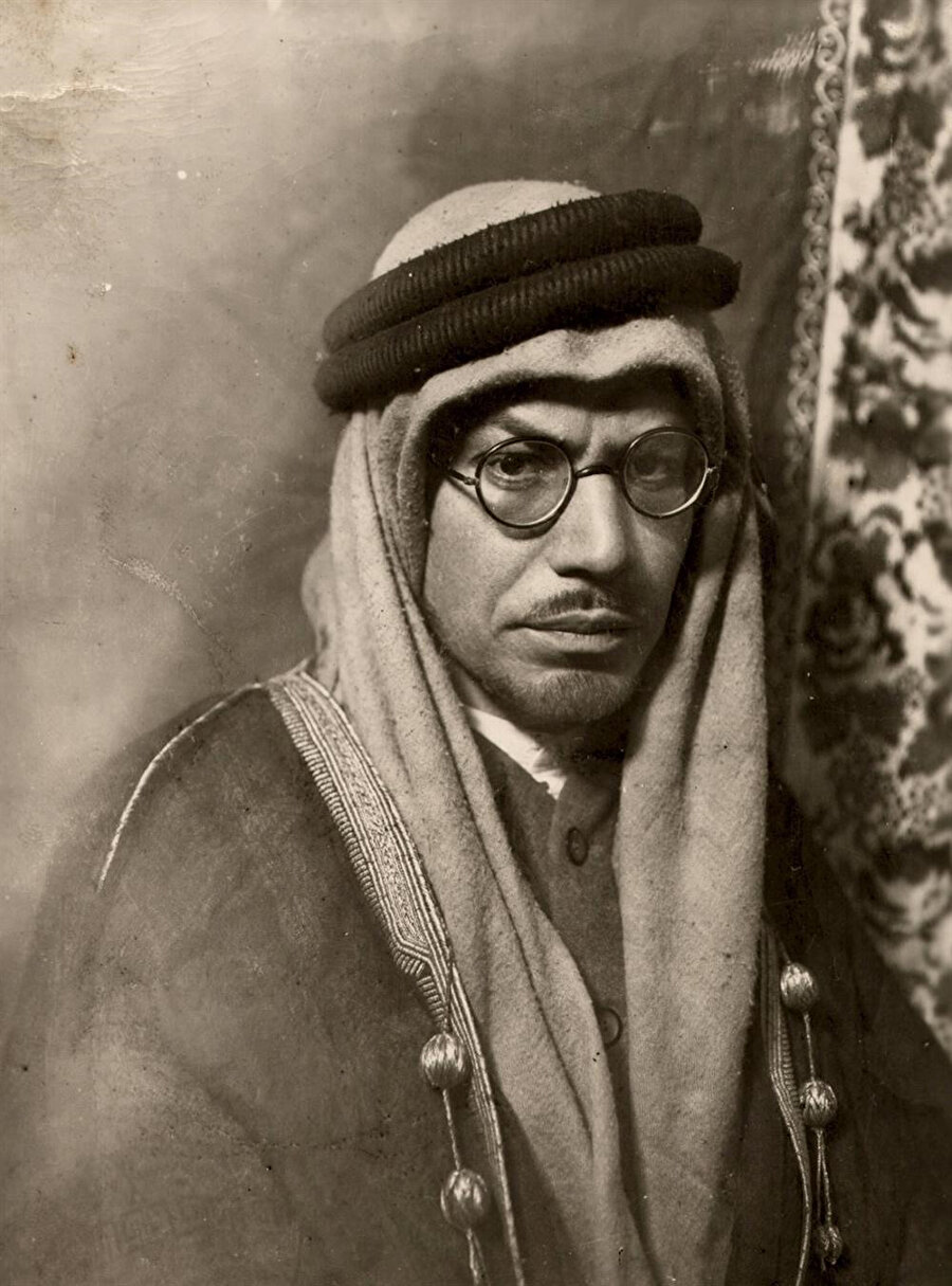 Muhammed Esed, Müslüman oluş hikâyesini de içeren hac hatıralarını "Mekke'ye Giden Yol" ismiyle yayımlamıştı.