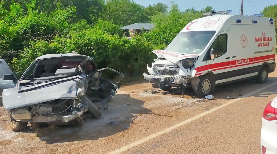 Adana'da ambulans ile otomobil kafa kafaya çarpıştı: 1 ölü 3 yaralı var