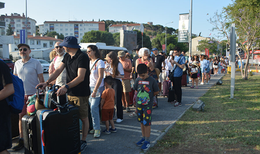 Ayvalık'tan Midilli Adası'na akın: Bayram tatili için uzun kuyruklar oluştu