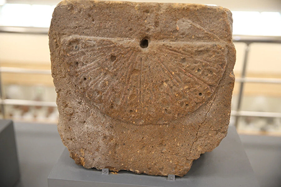 ​1000 yıllık taş güneş saati görücüye çıktı