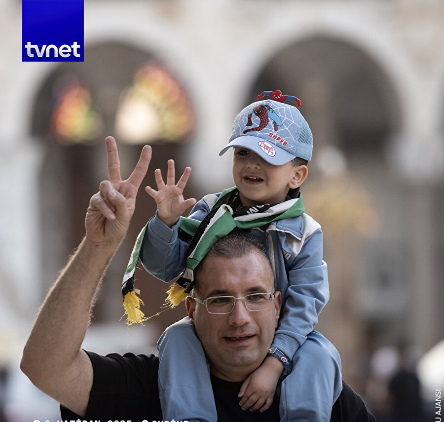 Baas rejiminden kurtulan Suriyeliler bayram namazını Emevi Camii'nde kıldı