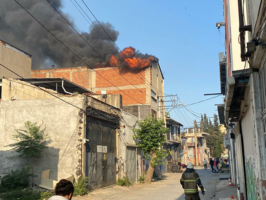 İzmir'de dev yangın: Fabrikanın bahçesi ve yanındaki tır garajı yandı