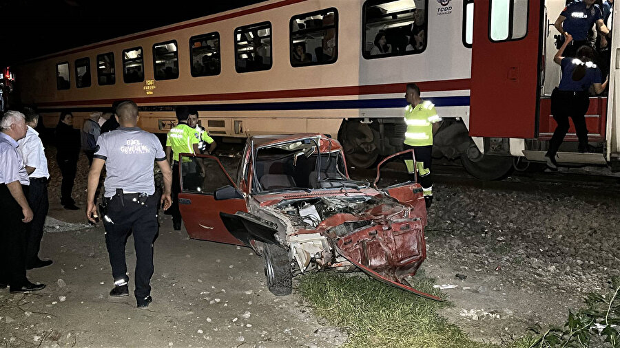 Aracını raylara bırakıp kaçtı: Yolcu treni otomobile çarptı