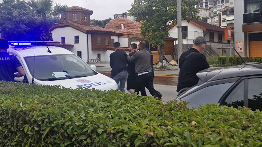 ​Tanımadığı kadına gül vermeye çalıştı: Reddedilince bıçak gösterdi