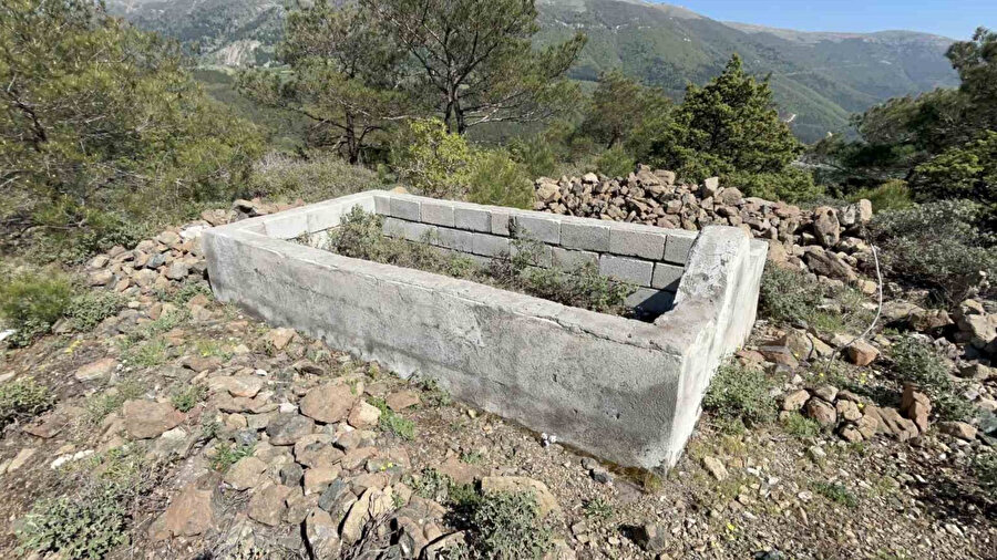 Bin 200 rakımlı zirvede gizemini koruyan tek mezar.