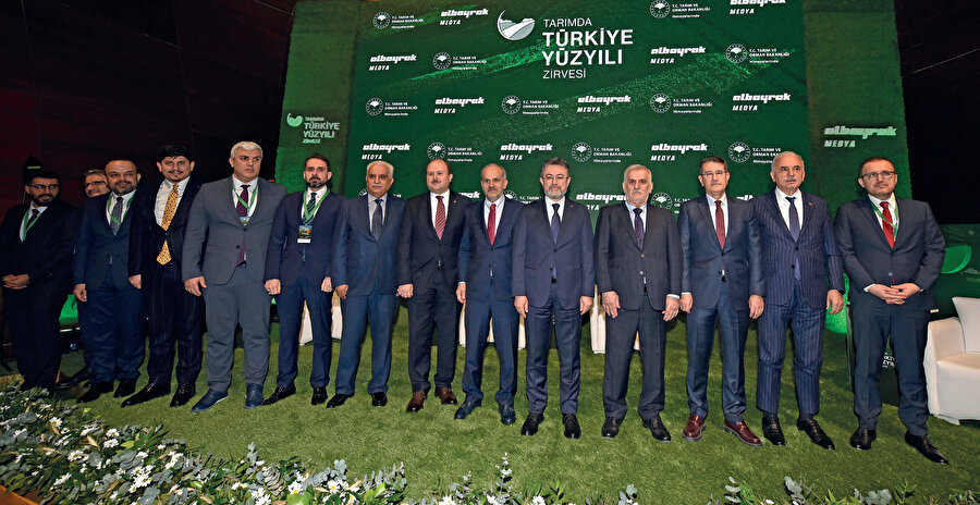 Tarım ve Orman Bakanı İbrahim Yumaklı'nın yani sıra alanında uzman birçok ismin katıldığı zirvede, gıda arz güvenliğinin stratejik önemi, tarımsal verimlilik artışı ve yerli ve milli strateji konuları öne çıkarak Türkiye'nin 100 yıllık tarım stratejisi masaya yatırıldı.