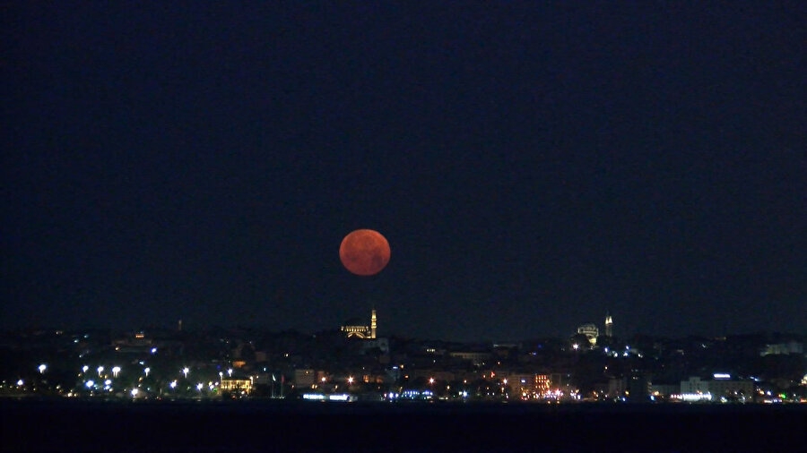 Yaz mevsiminin müjdecisi 'Çilek Dolunayı' 18 yıl sonra görüldü