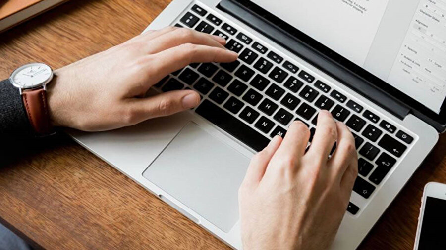 Laptop mikrofonları tehlike saçıyor: Kapalı olsa bile sizi dinleyebilirler​