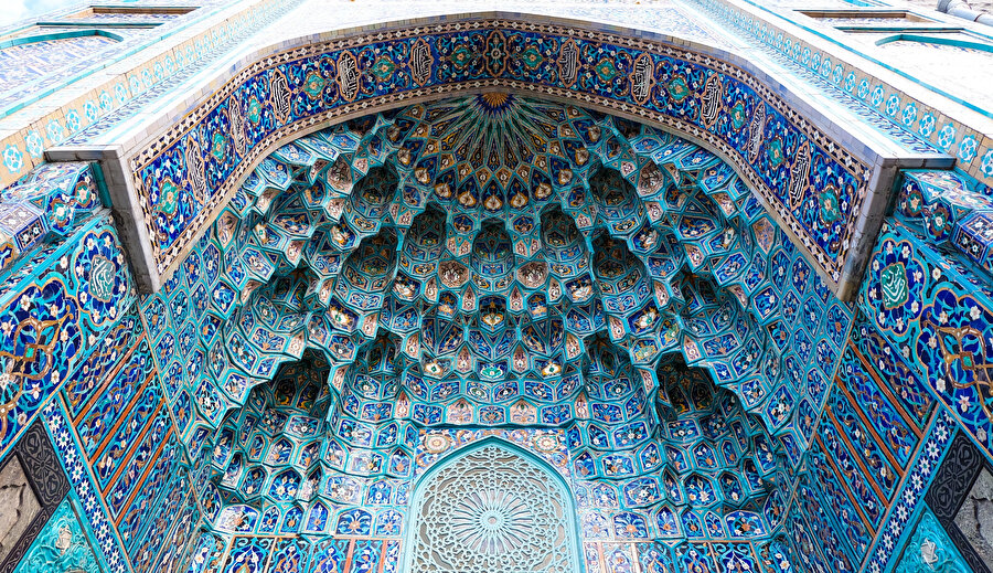 Petersburg Camii'nin işlemeli girişi.