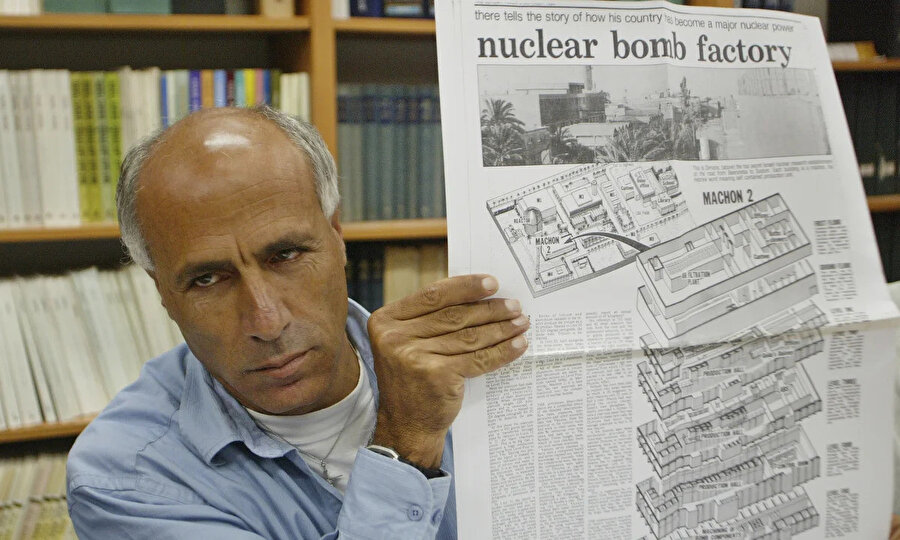 Vanunu, İsrail'in nükleer sırlarını ifşa ettiği orijinal gazetenin bir kopyasını tutuyor, 2004.