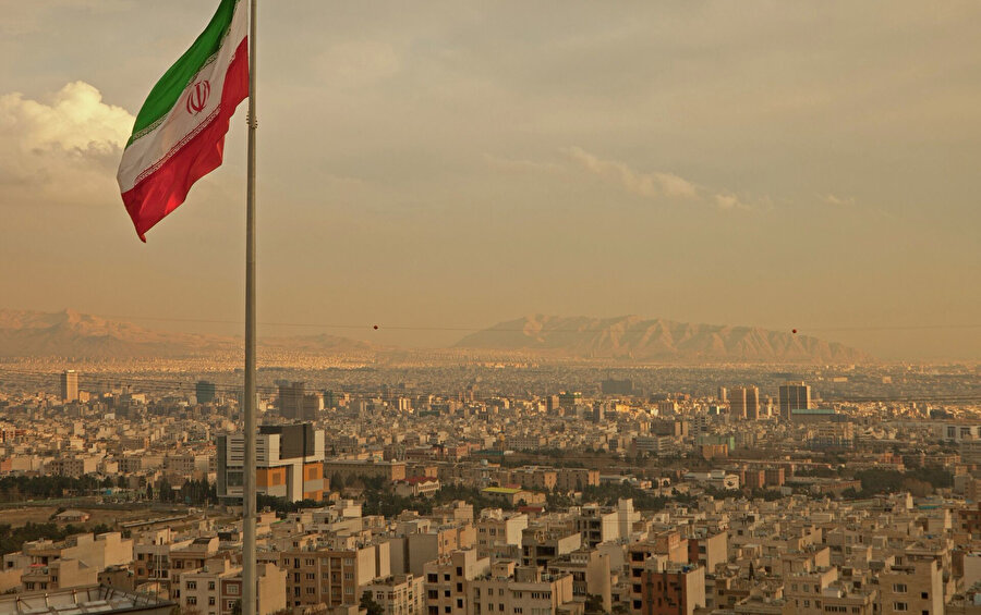 İran: Tarihin en büyük füze saldırısına başlıyoruz. İsrail'in tamamını yakacağız