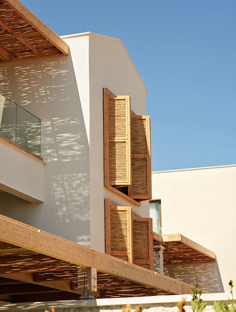 Radisson Blu Hotel Kaş; mimari kurgusunu doğal topoğrafya, yerel malzeme dili ve çağdaş kullanıcı ihtiyaçları doğrultusunda şekillendiren bütüncül bir yaklaşımla ele alıyor. 