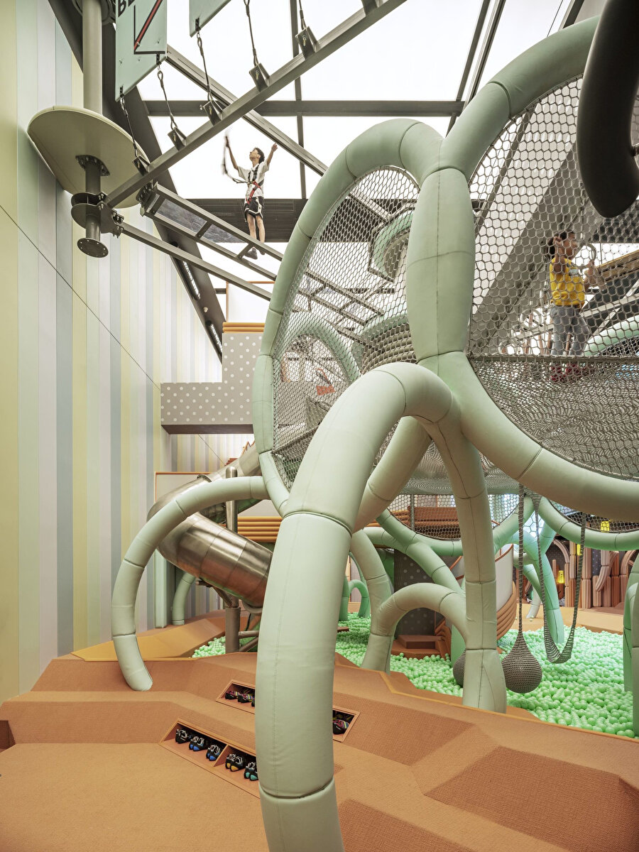 Çember Kaktüs hem ana dikey sirkülasyonu sağlıyor hem de merkezi oyun elemanlarını taşıyor.