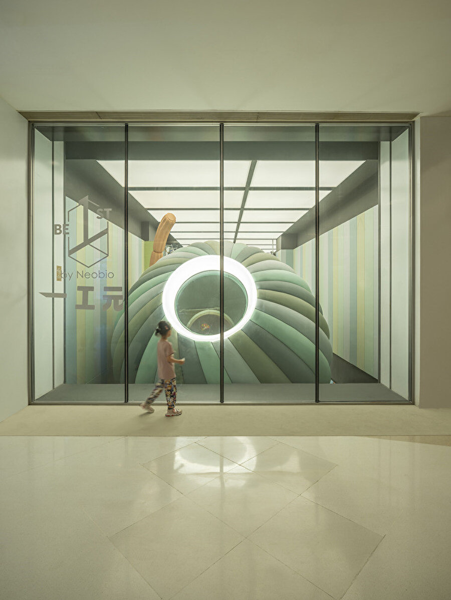 Oyun alanına biri tırmanma ve esneme, diğeri ise delme ve keşfetme odaklı olmak üzere iki ana spor sahnesi tasarlanıyor.