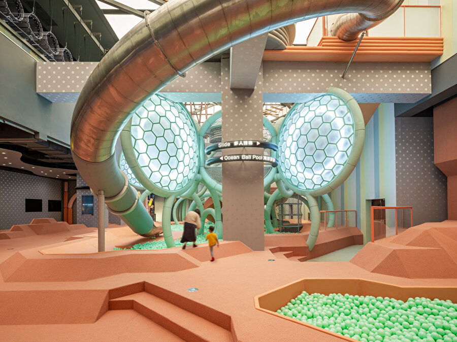 Tırmanma yapıları ve topografik zemin, oyun performansını destekleyecek şekilde mekânsal formlarla entegre ediyor.