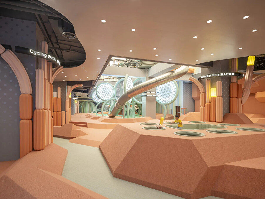 Zemin, zorluk seviyesi değişen bir engel parkuru gibi işlev görüyor; bu nedenle hem dayanıklı hem de darbe emici malzemeler kullanılıyor.