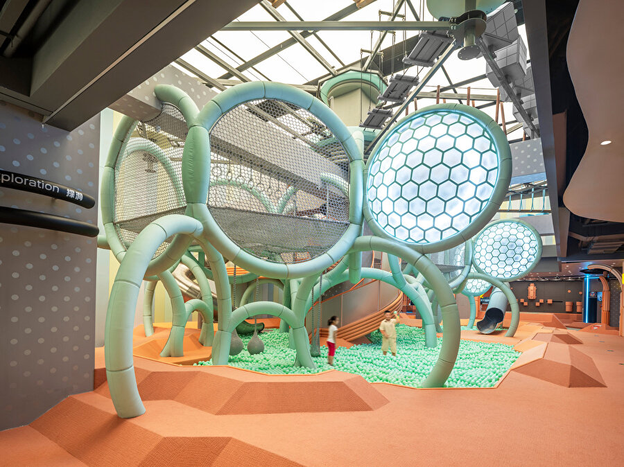 Atlas of Superpower sadece bir spor merkezi değil; ailelerin bir araya gelip fiziksel aktivitede bulunabilecekleri ve oyun yoluyla öğrenebilecekleri bir yer.