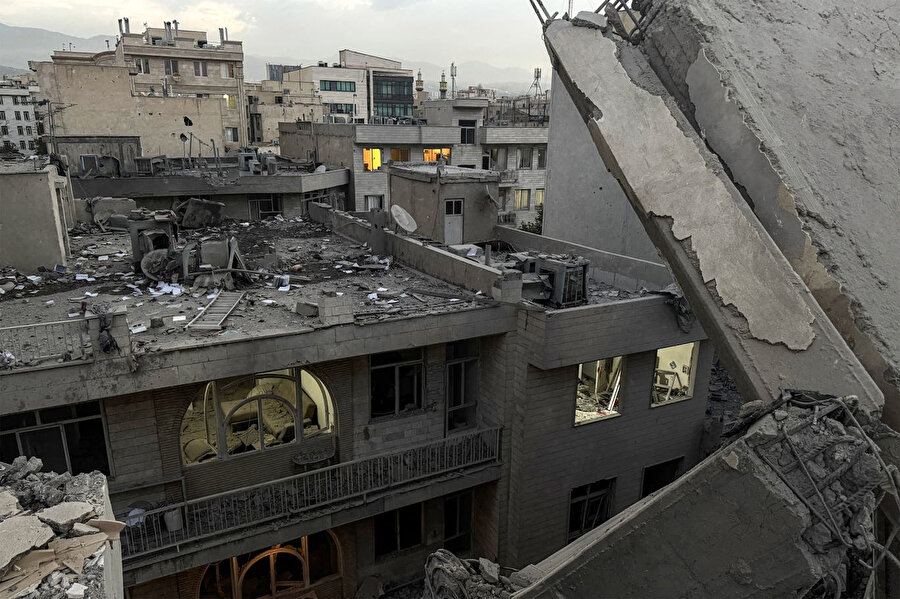 Tahran'da İsrail füzelerinin vurduğu bir binanın enkazı ve molozları.