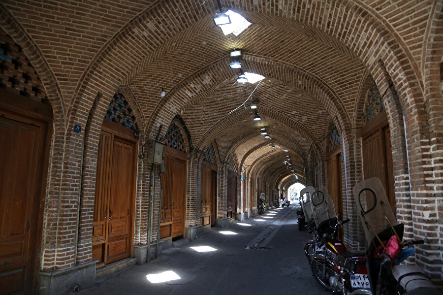 İran’ın en önemli ekonomik merkezlerinden biri olan Tahran Büyük Çarşısı'nda yer alan dükkânların kapalı olduğu görüldü.