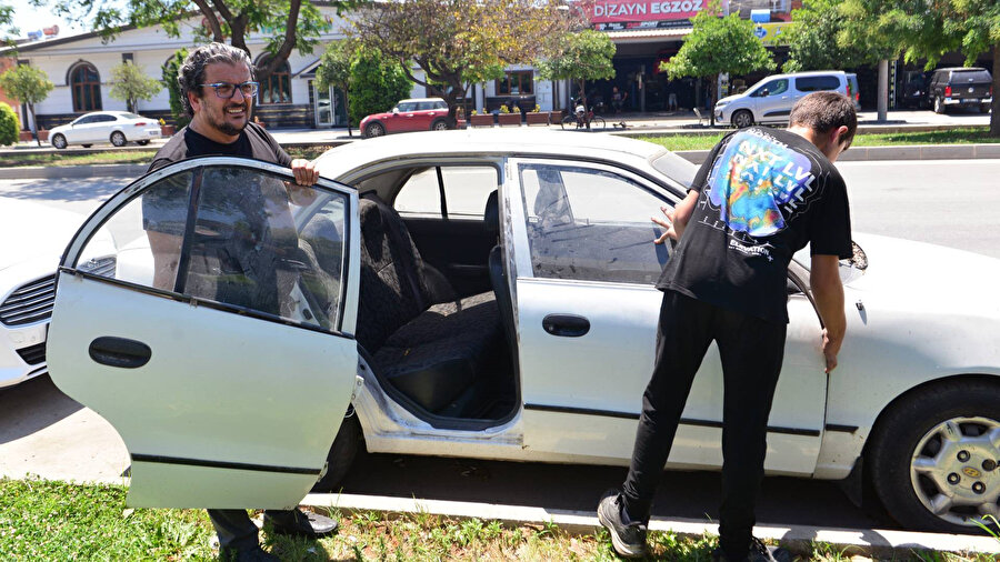 Oto tamirciye bırakılan otomobilin kapılarını çaldı: Kendi aracına taktı
