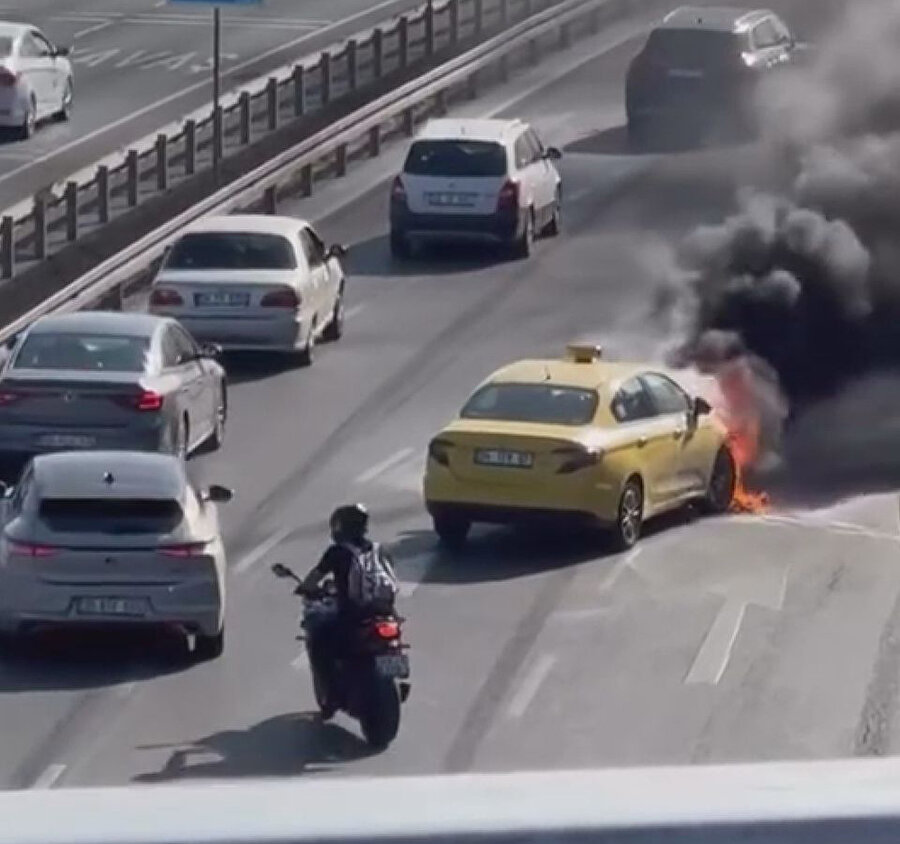 ​Korkutan anlar: Fatih'te taksi alev alev yandı