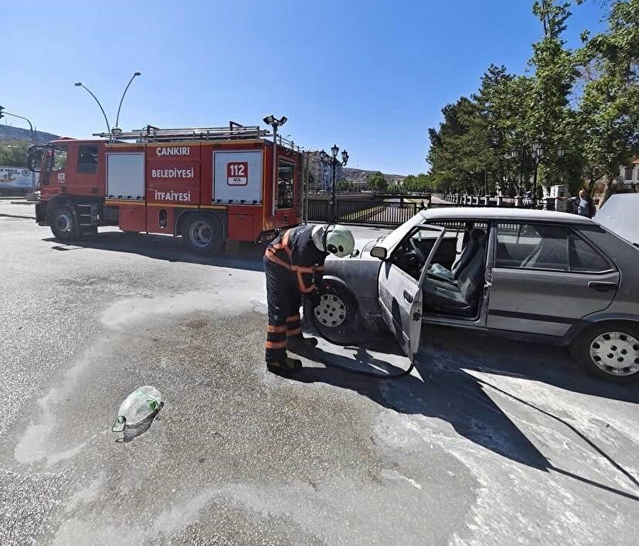Korkutan anlar: Seyir halindeki otomobil alevler arasında kaldı

